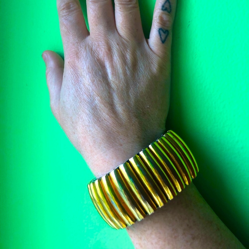 Vintage chunky gold stretch bracelet!